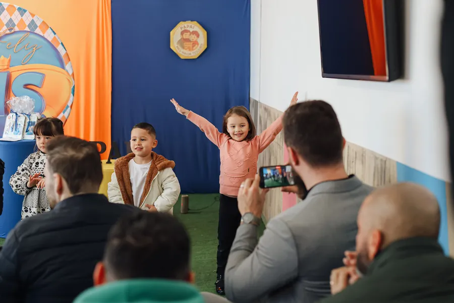 Momento de brincadeira no pátio da escola