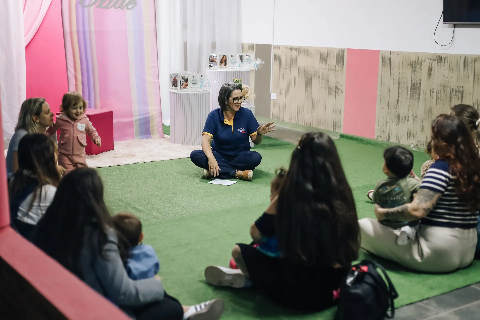 Crianças e professoras na Escola Turminha AMAI